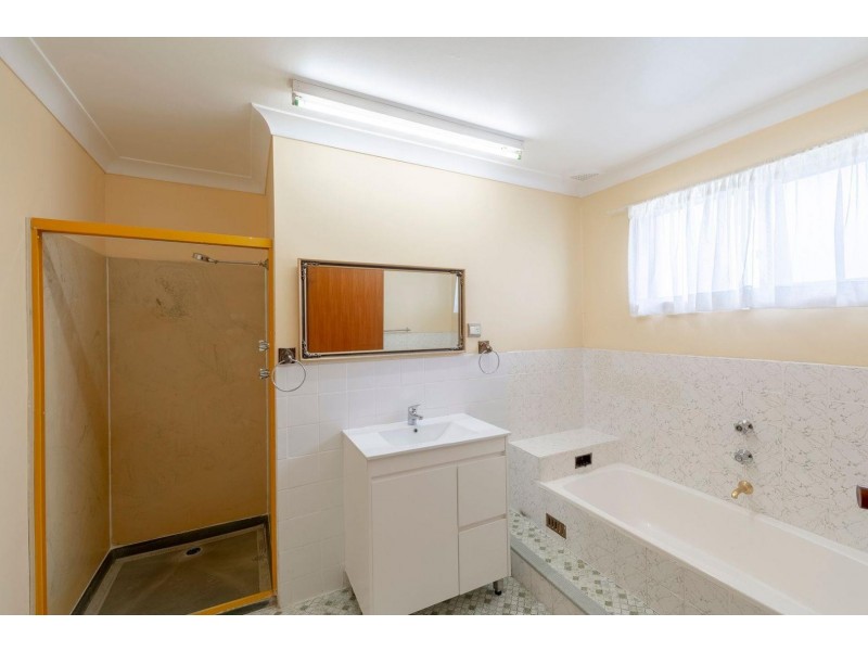 4 HIGHCLERE Street, Bateau Bay NSW 2261