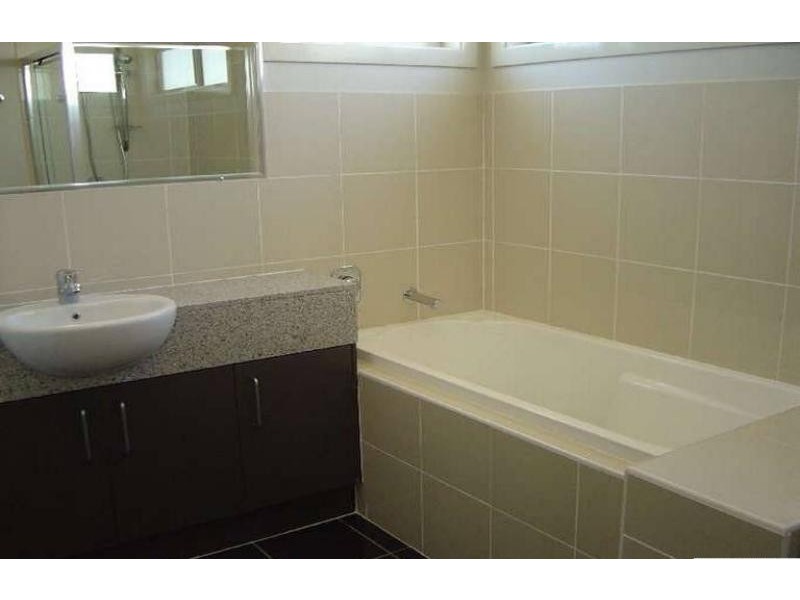 9/2 Lake Weyba Rd, Noosaville QLD 4566