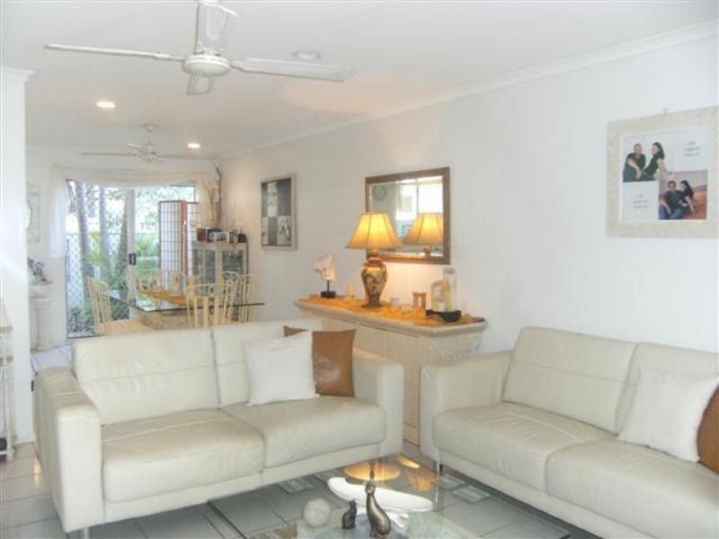 2/68 Southern Cross Pde, Sunrise Beach QLD 4567