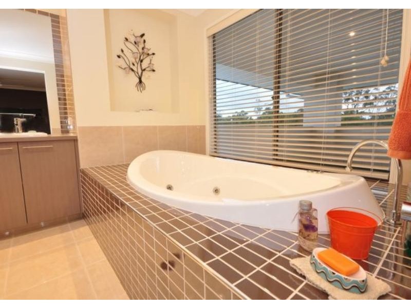 13 Maddens Cres, Peregian Springs QLD 4573