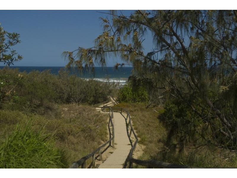 20 Tropicana Rise, Castaways Beach QLD 4567