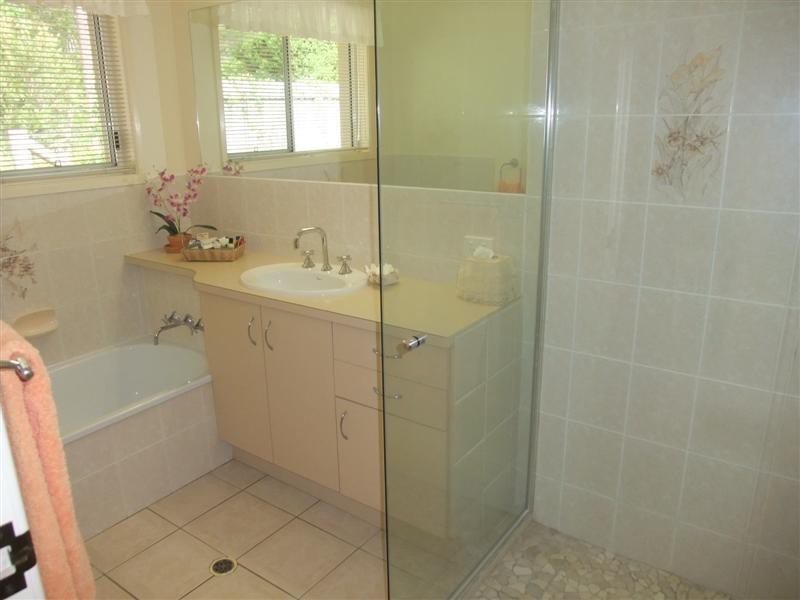 5 Kingsgate Dr, Tinbeerwah QLD 4563