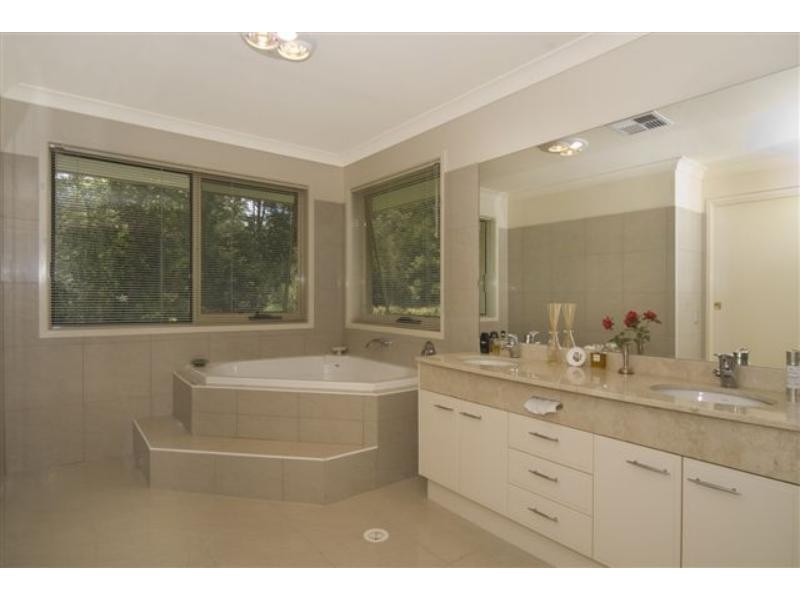 27 Stratford Park Dr, Pomona QLD 4568