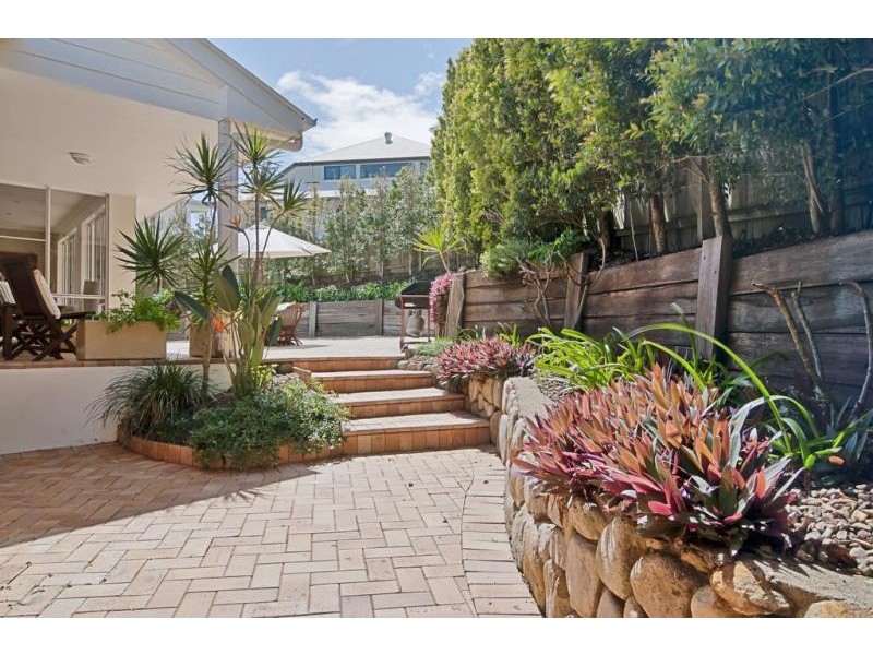 10 Flagship Ct, Castaways Beach QLD 4567