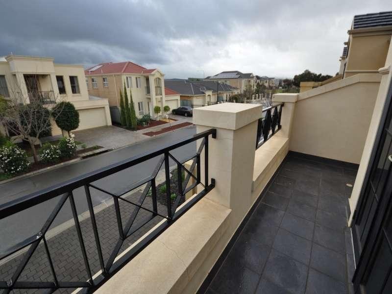 11 Lakefield Cres, Mawson Lakes SA 5095