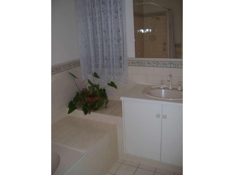 8 Coopers Cres, Mawson Lakes SA 5095