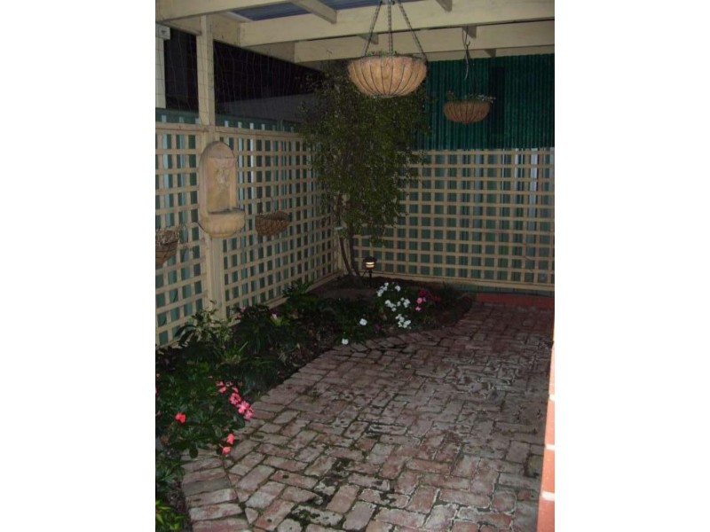 8 Coopers Cres, Mawson Lakes SA 5095