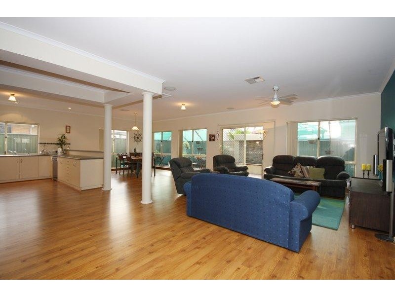 3 Grenada Ct, Mawson Lakes SA 5095