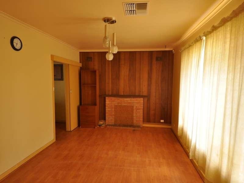 3 Monty Rd, Valley View SA 5093