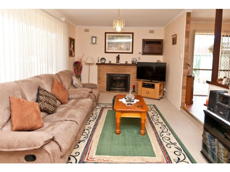 25 Flockhart Ave, Valley View SA 5093