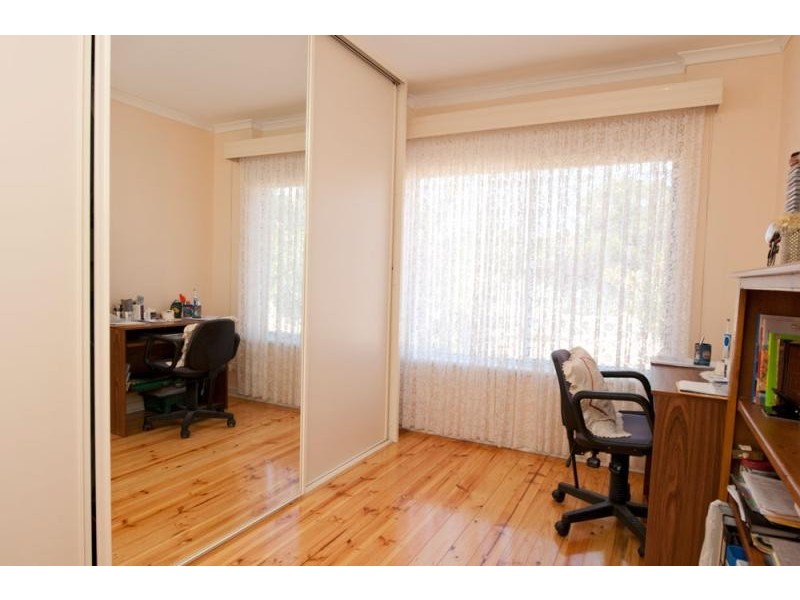 25 Flockhart Ave, Valley View SA 5093