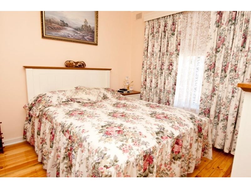 25 Flockhart Ave, Valley View SA 5093