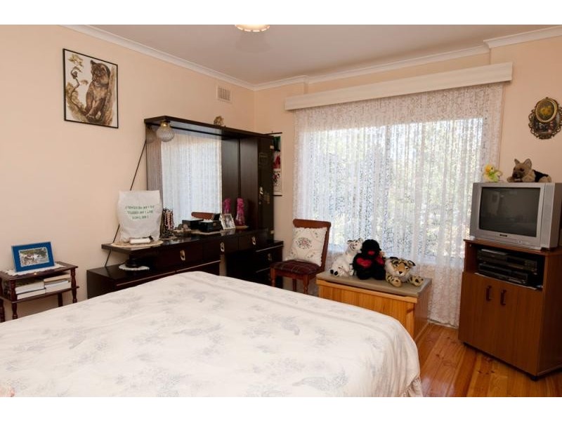 25 Flockhart Ave, Valley View SA 5093