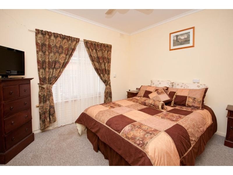 4 Reading St, Clearview SA 5085