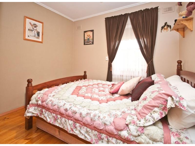 4 Reading St, Clearview SA 5085