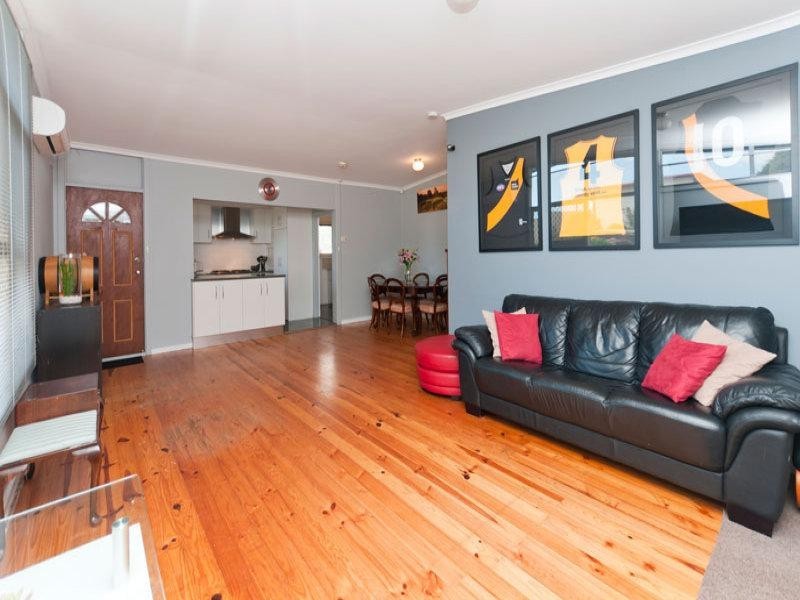 21 Seaview Rd, Para Hills SA 5096