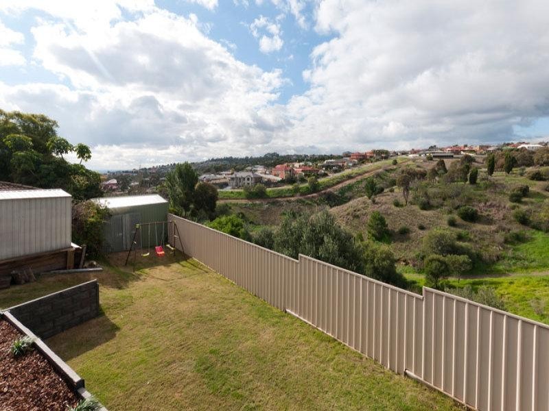 21 Seaview Rd, Para Hills SA 5096