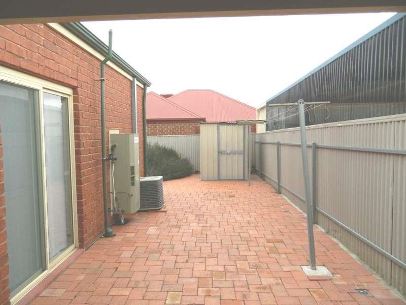 21 Chatswood Gr, Golden Grove SA 5125