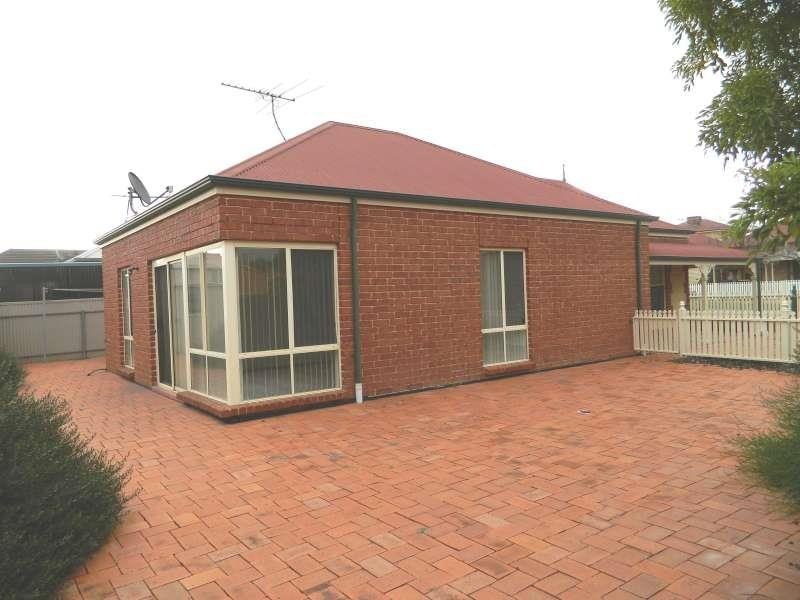 21 Chatswood Gr, Golden Grove SA 5125