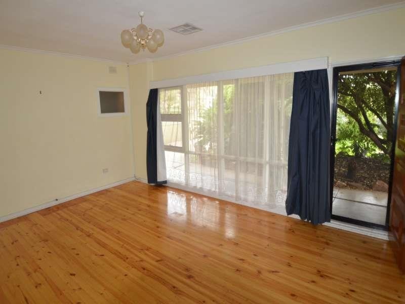 13 Bolton Rd, Para Hills SA 5096