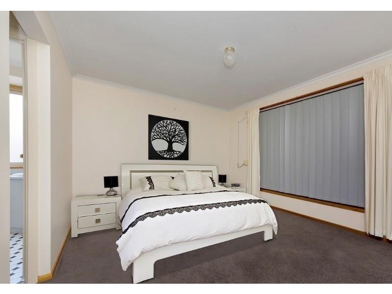 2 Hilditch Dr, Green Fields SA 5107