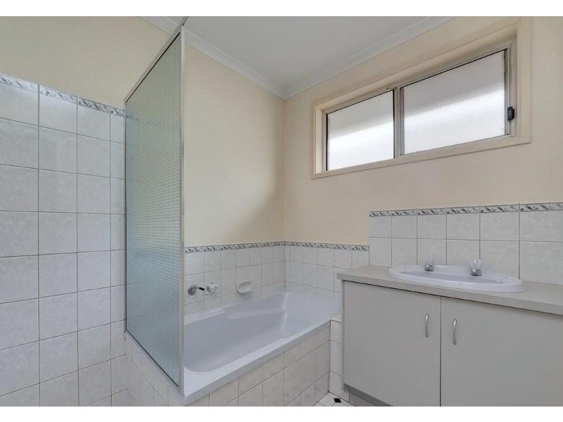 2 Hilditch Dr, Green Fields SA 5107