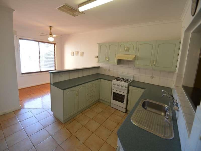 12 Heather  Dr, Para Vista SA 5093