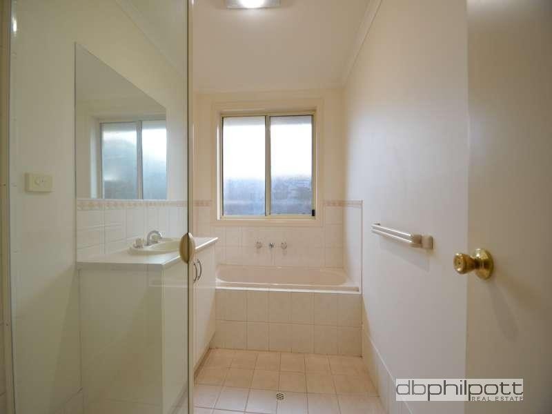 8 Hutton Avenue, Andrews Farm SA 5114