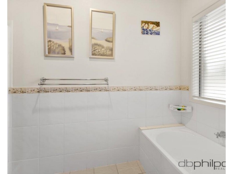 20 Queen Louisa Drive, Long Flat SA 5253