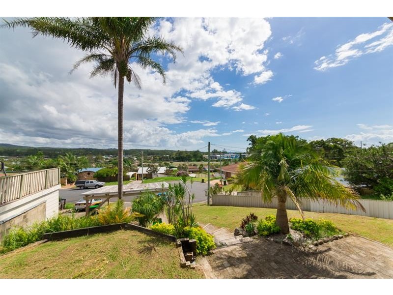6 Barnes St, Woolgoolga NSW 2456
