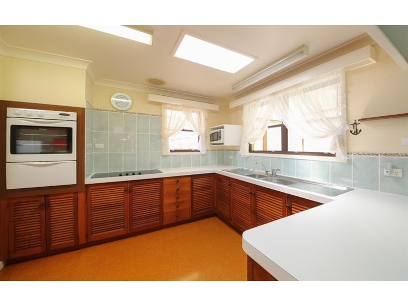 16 Lake View Ave, Safety Beach NSW 2456