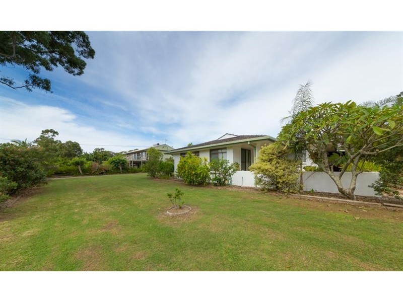 8-10 Lake View  Ave, Safety Beach NSW 2456