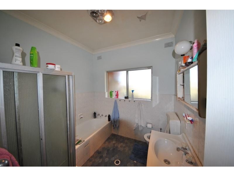 4 Leslie St, Bass Hill NSW 2197