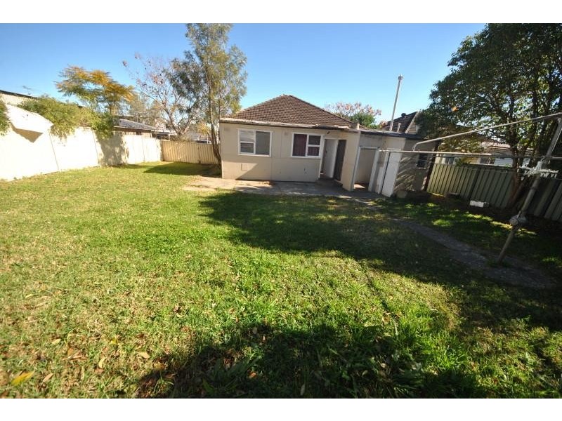 2 Larien  Cres, Birrong NSW 2143