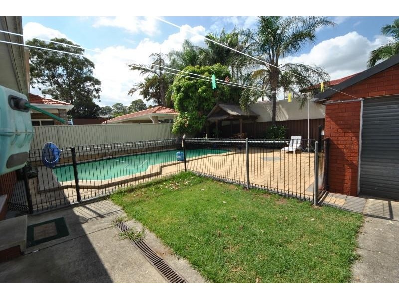 51 Amaroo Ave, Georges Hall NSW 2198