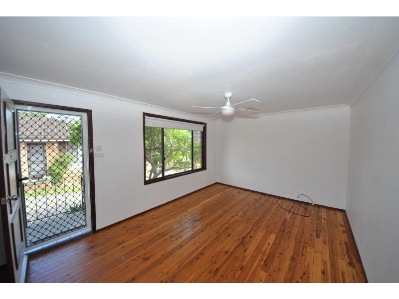 4/4 Bundy Cl, Macquarie Fields NSW 2564