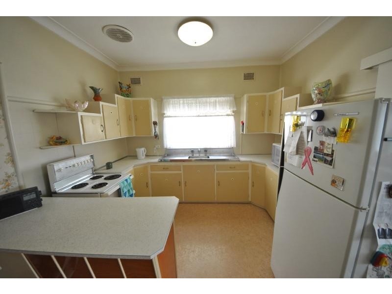 11 Larien Cres, Birrong NSW 2143