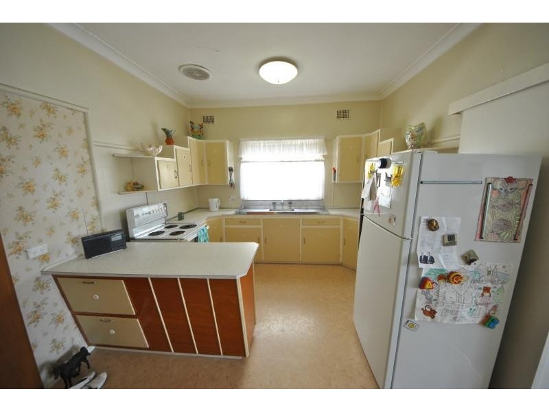 11 Larien Cres, Birrong NSW 2143