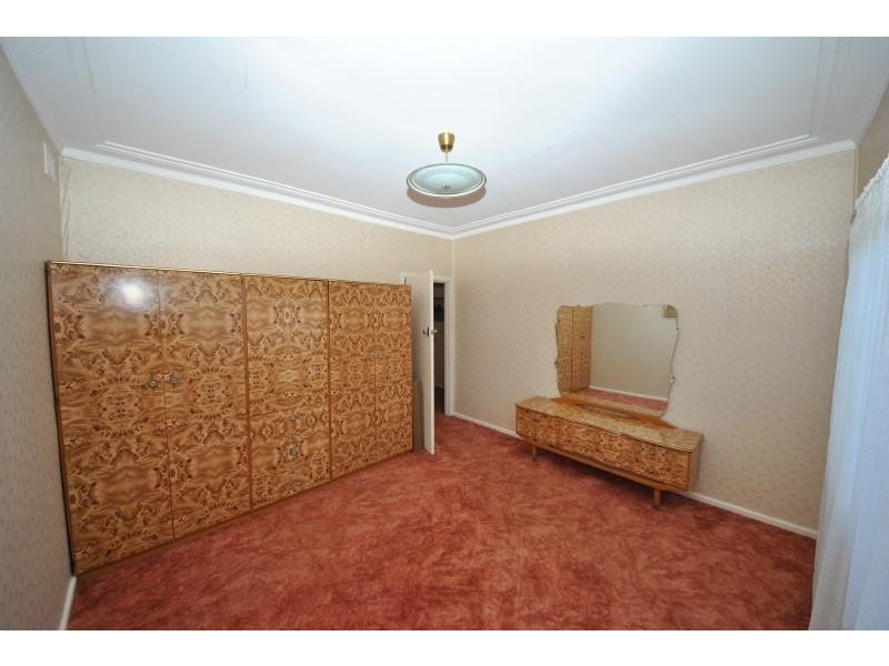 11 Larien Cres, Birrong NSW 2143