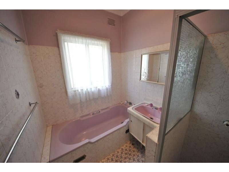 11 Larien Cres, Birrong NSW 2143