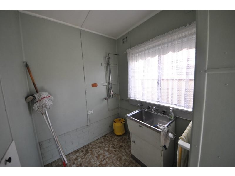 11 Larien Cres, Birrong NSW 2143