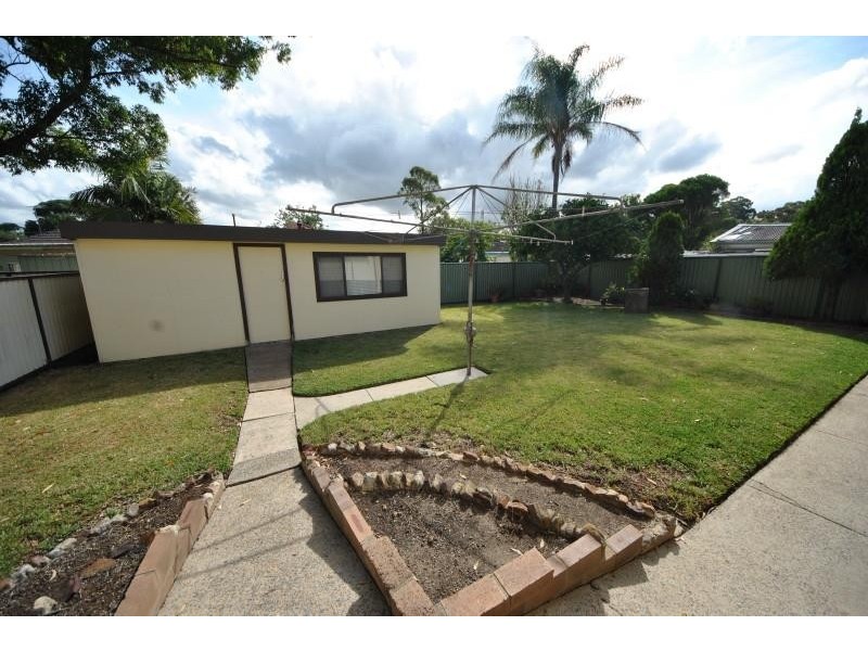 11 Larien Cres, Birrong NSW 2143