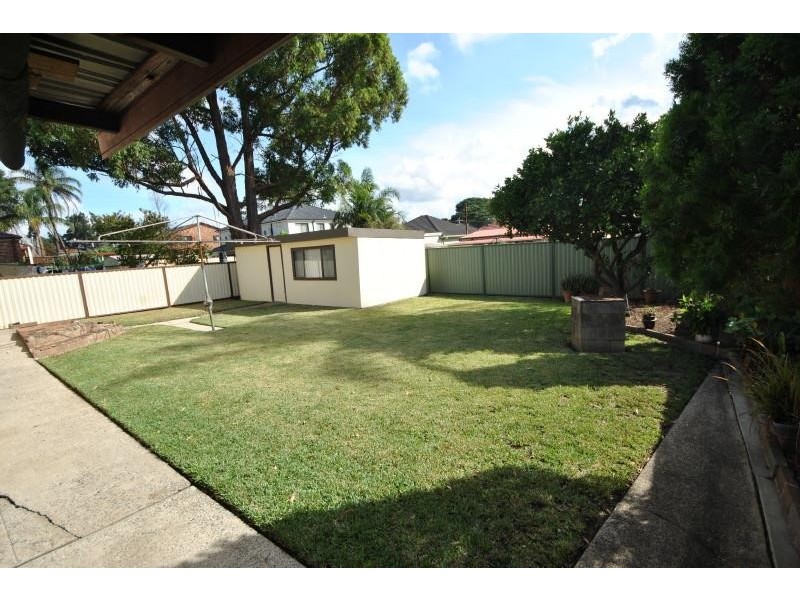 11 Larien Cres, Birrong NSW 2143