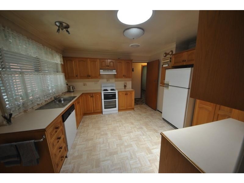 8 Caroline Crescent, Georges Hall NSW 2198