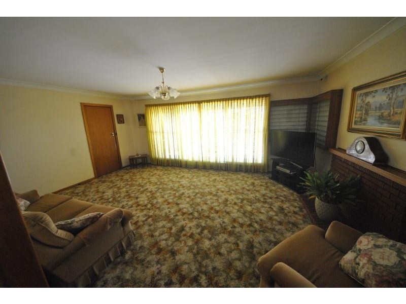 8 Caroline Crescent, Georges Hall NSW 2198