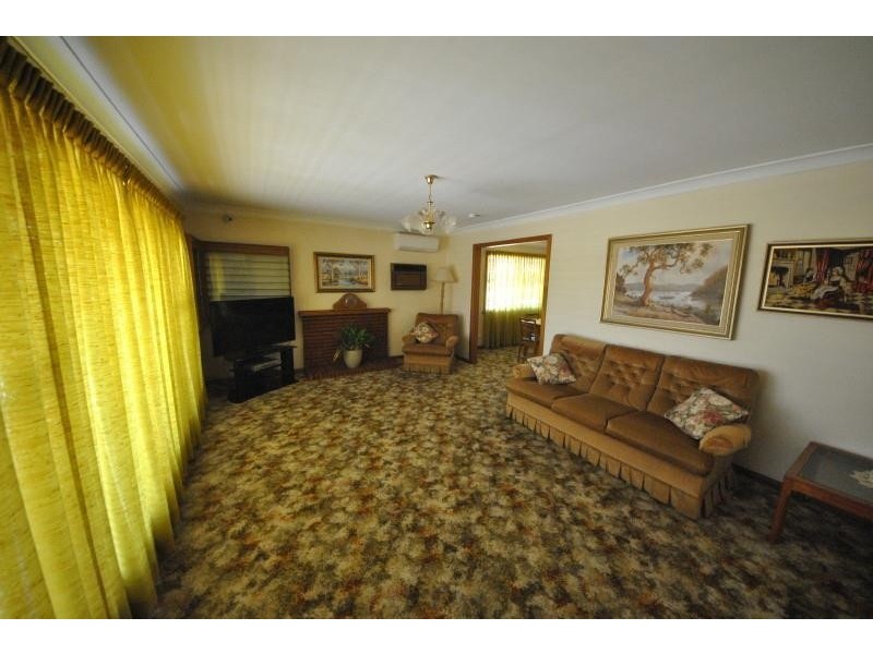 8 Caroline Crescent, Georges Hall NSW 2198