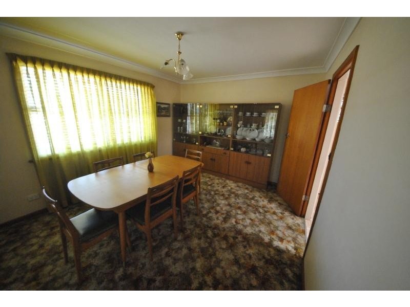 8 Caroline Crescent, Georges Hall NSW 2198