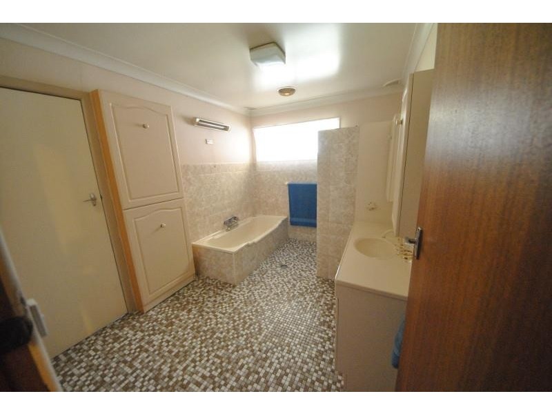 8 Caroline Crescent, Georges Hall NSW 2198