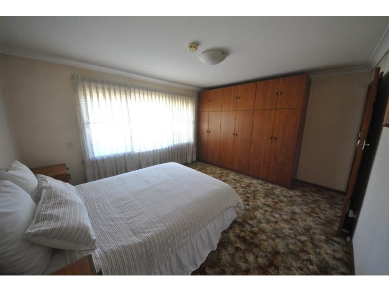 8 Caroline Crescent, Georges Hall NSW 2198