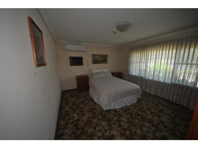 8 Caroline Crescent, Georges Hall NSW 2198